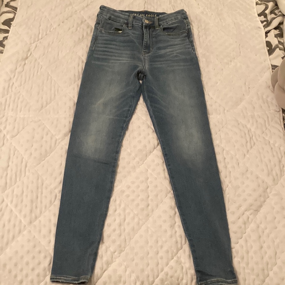 Women’s regular American Eagle jeans size 4. Skinny jeans, worn once.